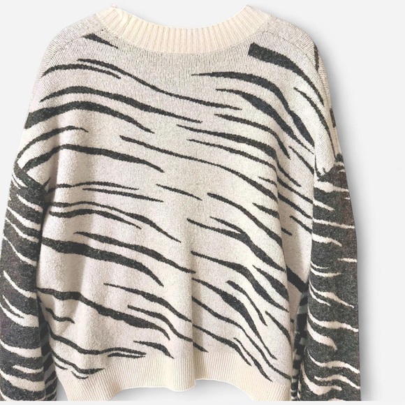 Rails Lana Tiger Pattern Wool Blend Crew Neck Sweater Ivory Gray Medium Cozy - Picture 2 of 8